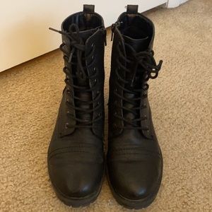 Universal thread combat boots